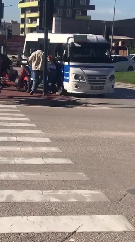    Minibüs şoförü ile motokurye birbirine girdi