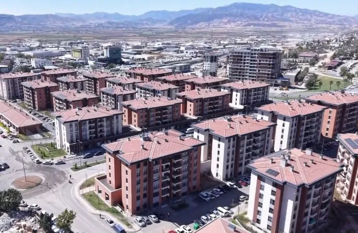 Depremin simgesi Ebrar Sitesi yeniden doğdu