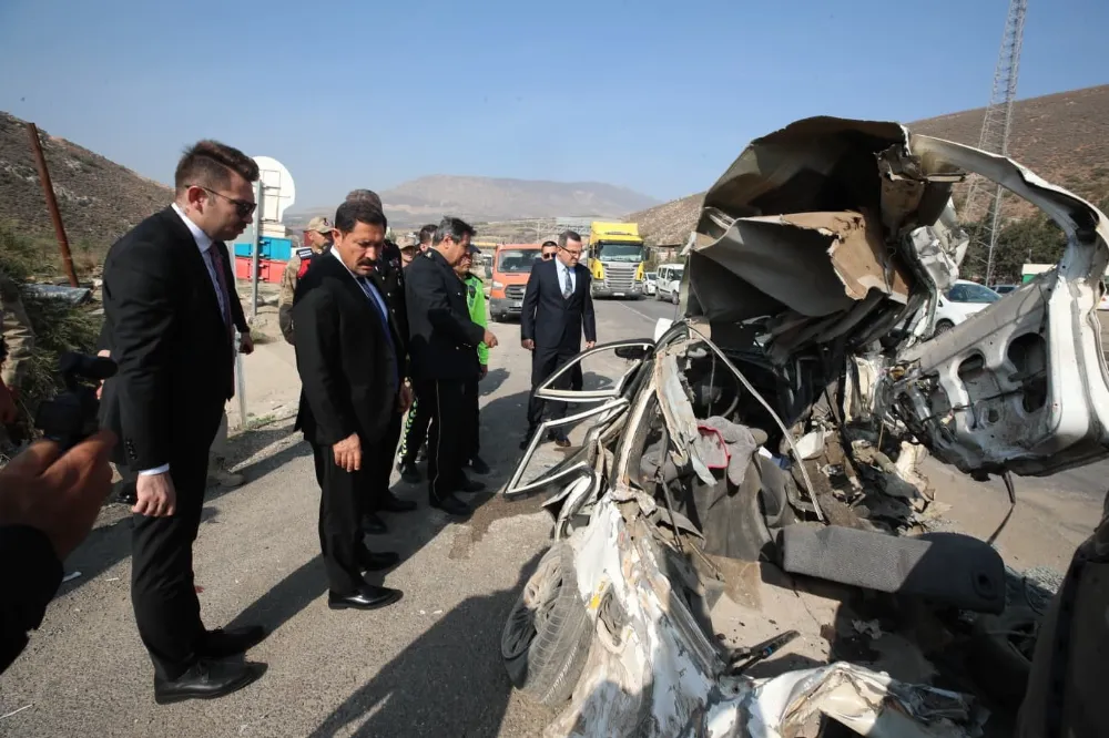 Freni arızalanan kamyon, ışıkta bekleyen 8 araca çarptı: 4 yaralı