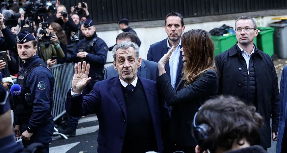 Eski Fransa Cumhurbaşkanı Sarkozy adli kontrol şartıyla serbest bırakıldı