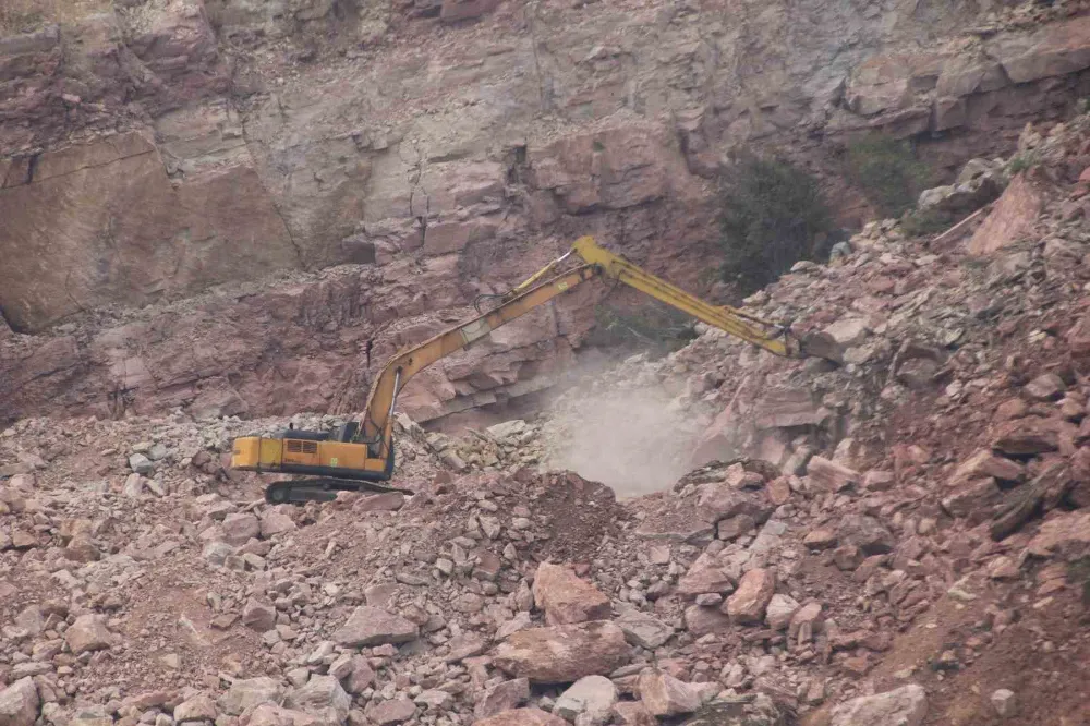 Ordu’da göçük altında kalan kamyon şoförü için yeniden arama çalışması başlatıldı