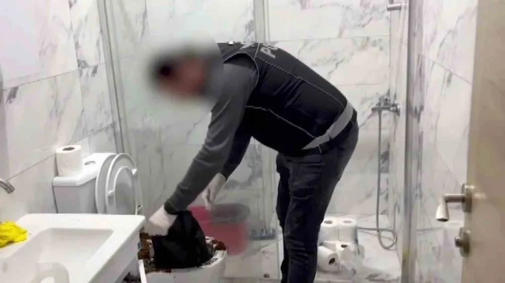 Uyuşturucu baskını film sahnelerini aratmadı: Klozete döktüler, saklamaya çalıştılar