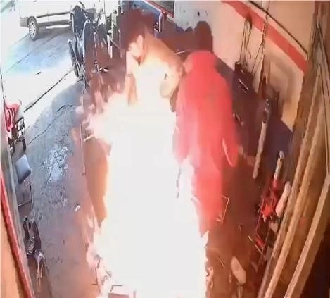 Motosiklet yangınına yanıcı maddeyle müdahale faciayla sonuçlanabilirdi