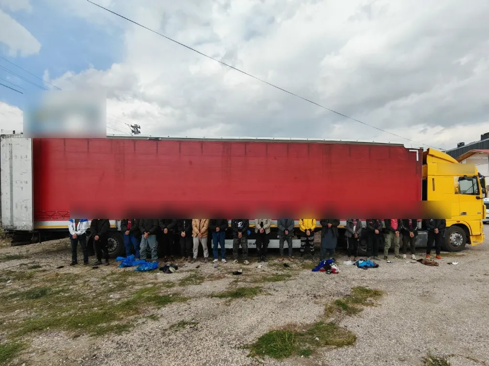 Sivas’ta tır dorsesinde 18 kaçak göçmen yakalandı, sürücüler tutuklandı