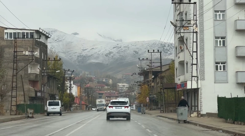 Yüksekova’nın etrafını çevreleyen dağlar beyaza büründü