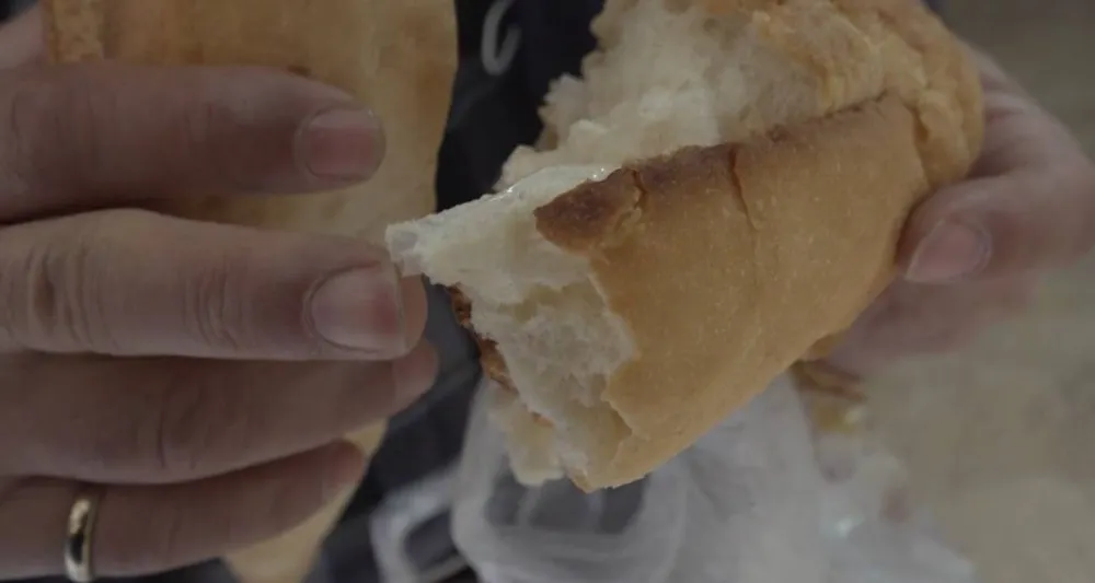 Yetkililer içinden poşet çıkan ekmeği üreten fırınla ilgili harekete geçti