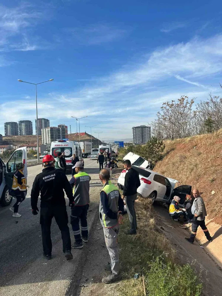  Kırıkkale’de iki otomobil çarpıştı: 8 yaralı