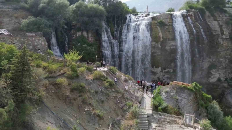 Tortum Şelalesi Sonbahar Ziyaretçi Rekoru Kırdı