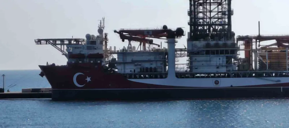 Türkiye’nin 228 metrelik denizdeki yeni gücü: Türkiye’nin rengine boyandı