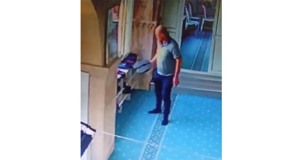  Camide ayakkabıları tek tek inceledi, beğendiğini çaldı