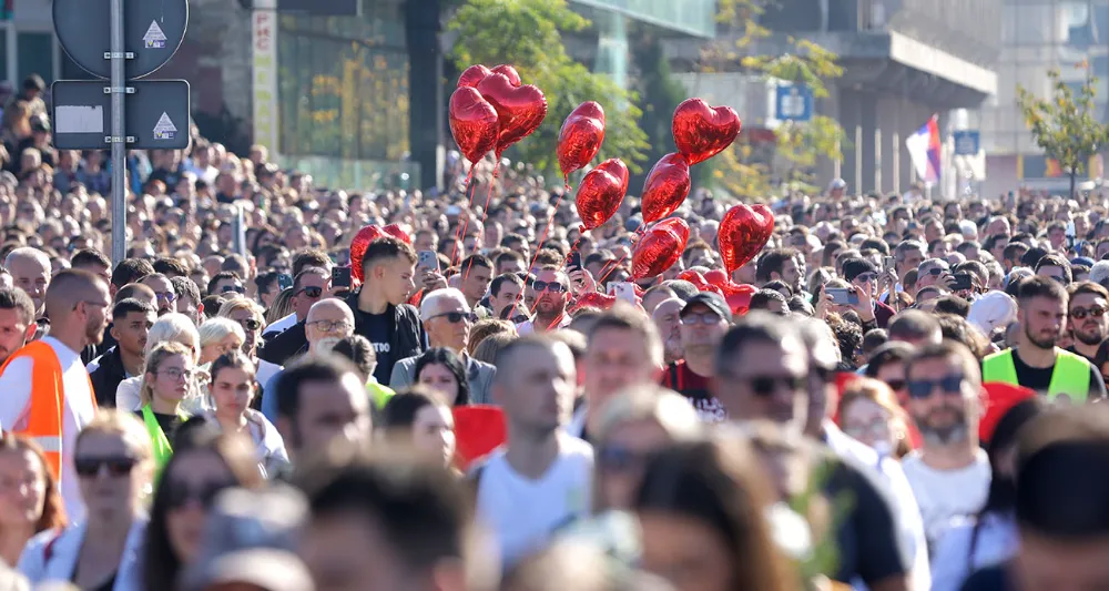 Sırbistan’da binlerce protestocu, tren istasyonu faciasının yıldönümde Novi Sad’da bir araya geldi