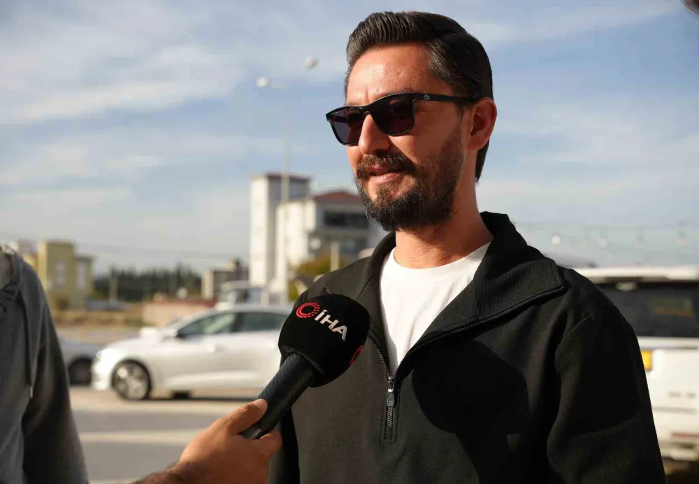 Avukat cübbesi giyip araç tanıtımı yapan galerici: 