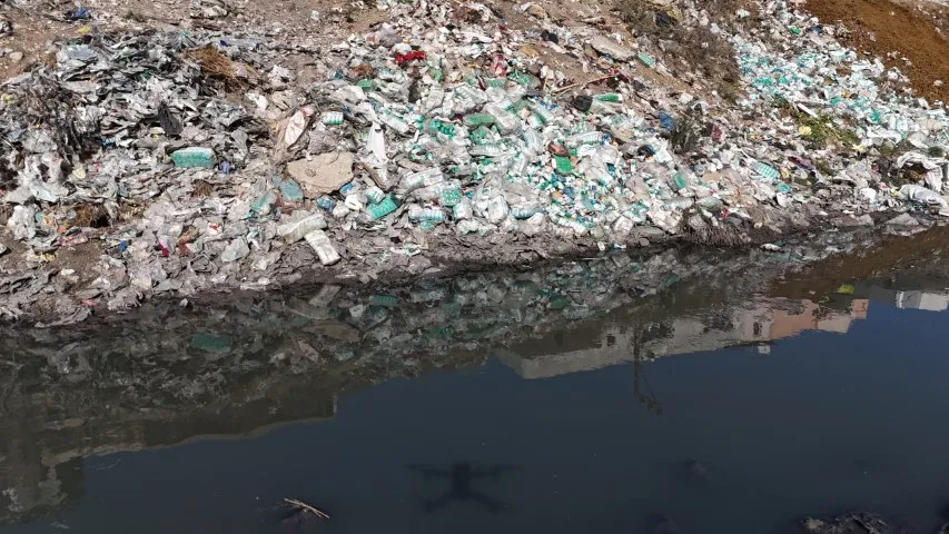 Açık bırakılan atık su deresi vatandaşı perişan ediyor