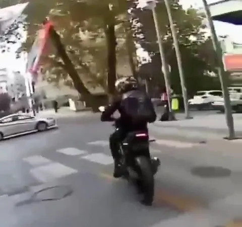 Uyanık sürücü yaptığı düzenekle plakasını gizledi