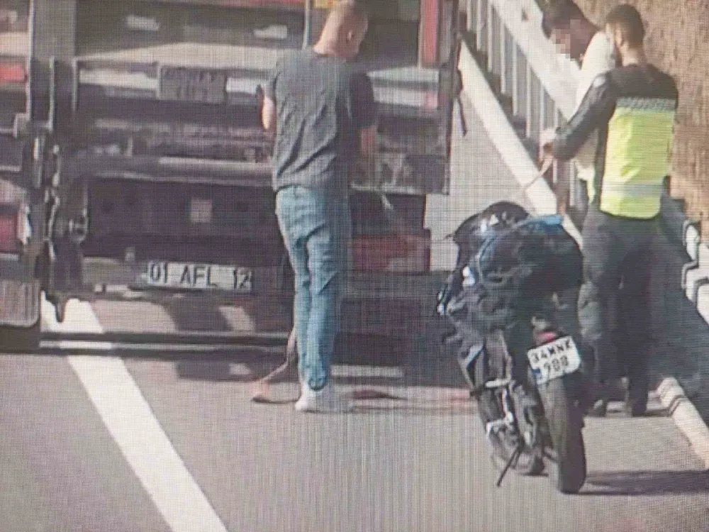 Otoyolda tehlikeli yolculuk kameralara yansıdı: Benzini biten motosikleti kamyonla çektiler