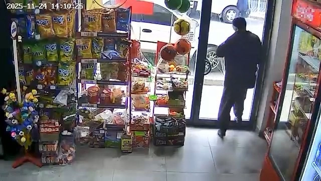 Cam kapıyı fark etmedi, kafasıyla kırdı