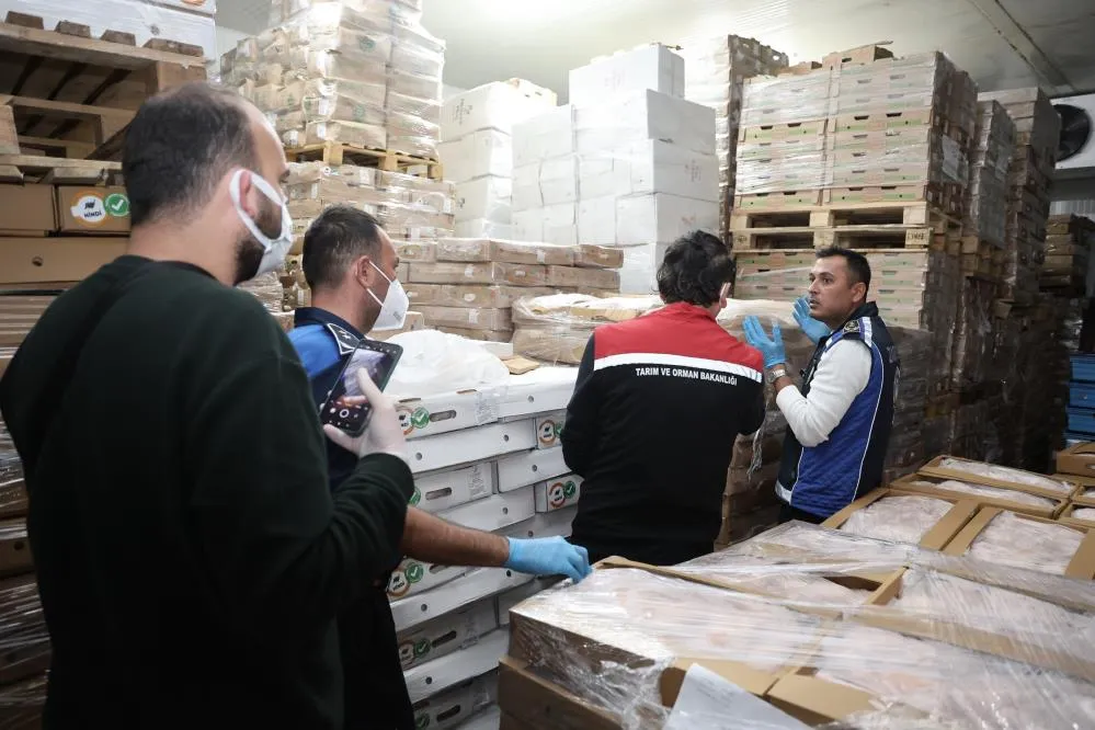 Antalya’da tarihi geçmiş 25 ton tavuk ele geçirildi, 2 işletme mühürlendi