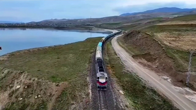 Van-İran yük treni Erçek Gölü