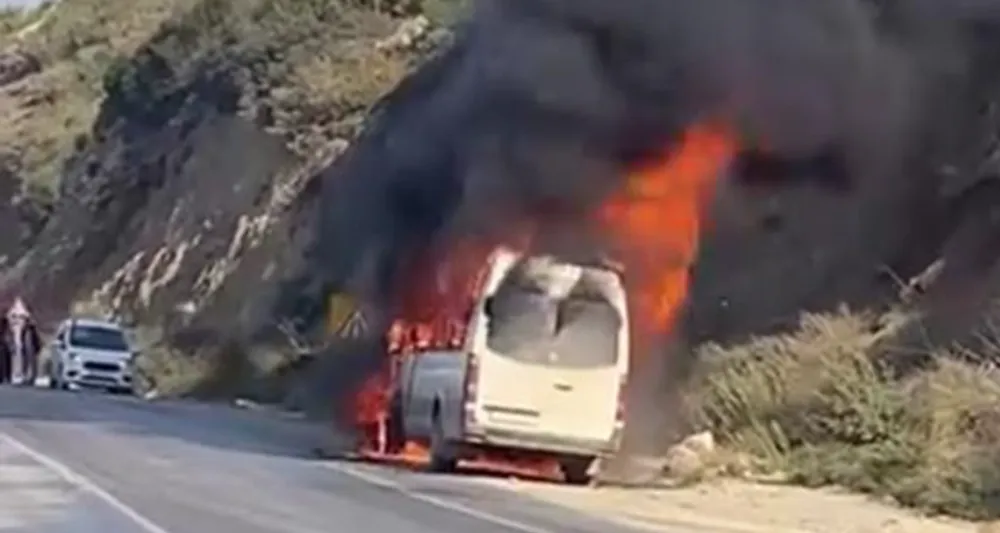 Alevlere teslim olan minibüs kullanılmaz hale geldi