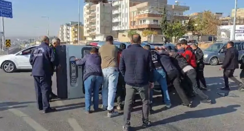 Nizip Otogar Kavşağı’nda çarpışan iki araçta maddi hasar meydana geldi