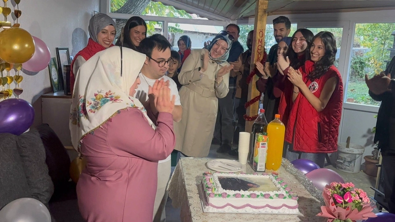 Down Sendromlu Kardeşlere Sürpriz Doğum Günü