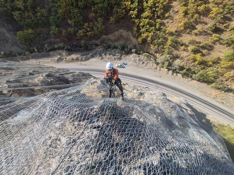 Pülümür Yolunda Taş Düşmesine Karşı Güvenlik Çalışmaları Tamamlandı
