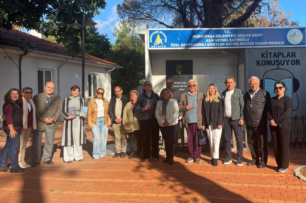 Yazar ve Şairler Görme Engelliler İçin Kitap Seslendiriyor