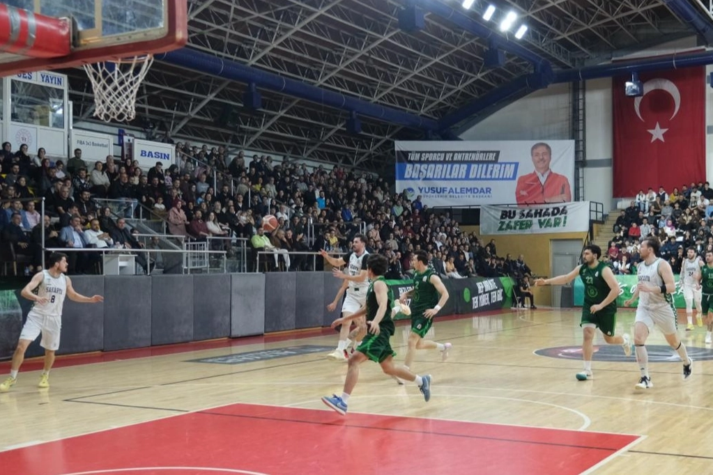 Sakarya Büyükşehir Basketbol taraftarı önünde 7