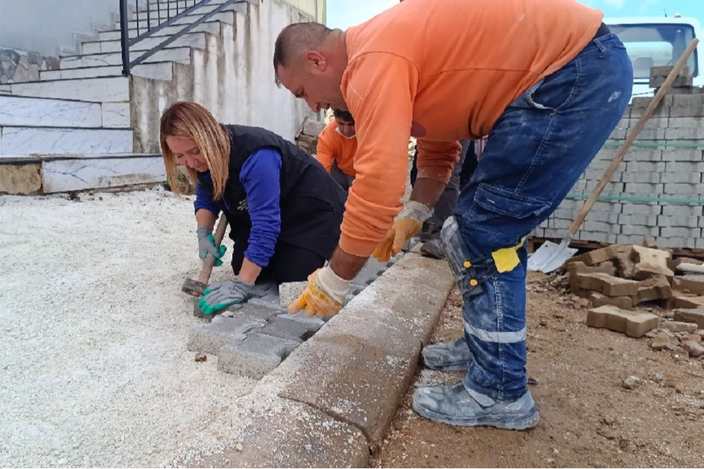 Kadın Başkan Kaldırım Taşlarını Bizzat Döşedi