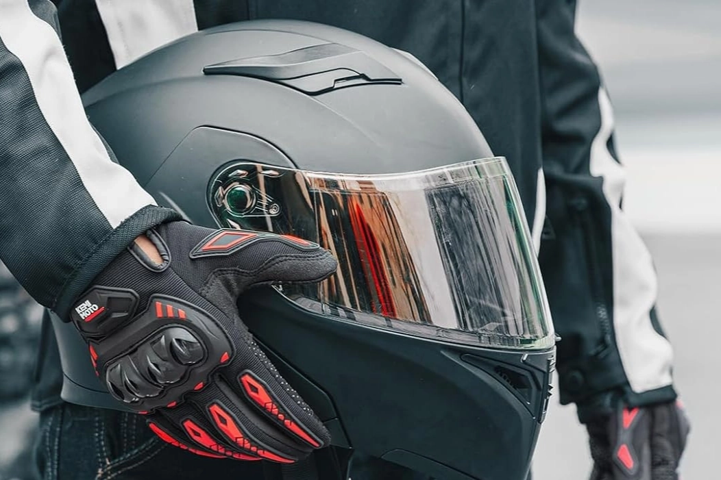 Motosiklet ve bisiklet sürücülerine eldiven ve gözlük zorunluluğu