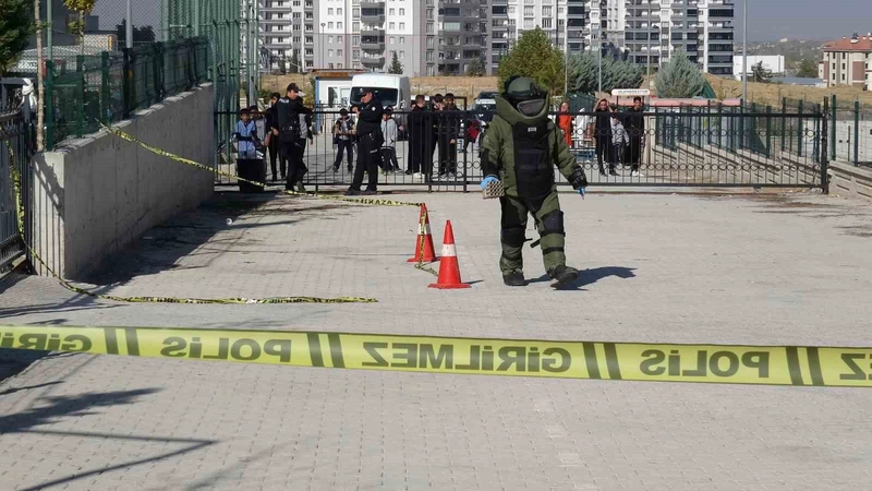 Okul Yerleşkesinde Havai Fişek Rampası Paniği