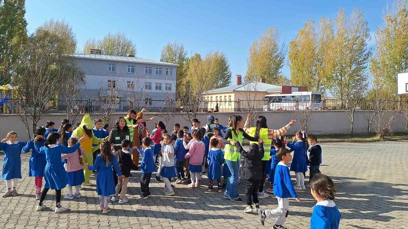 Yeşilay Kars Köy Okullarında Minik Yüreklere Dokundu