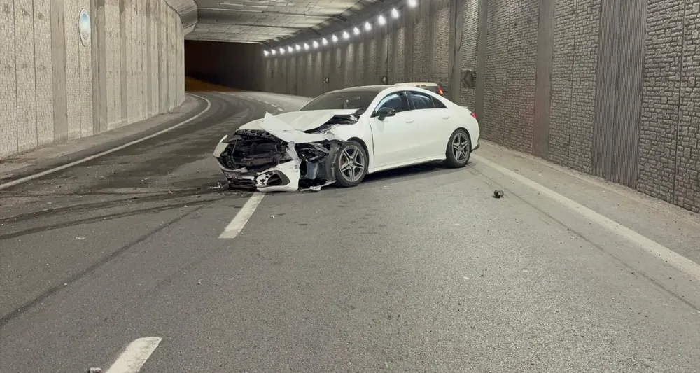 Alkollü sürücünün karıştığı kazada lüks otomobil pert oldu