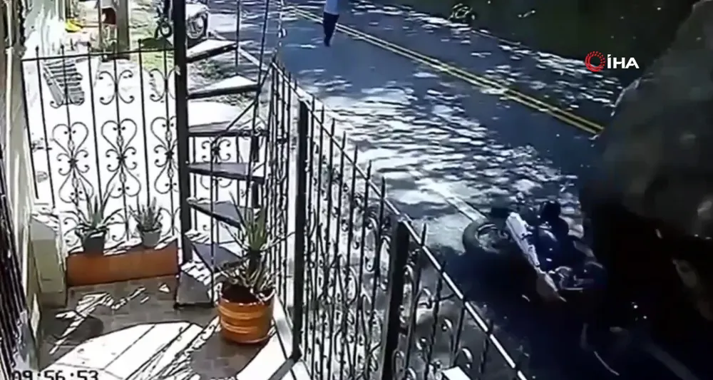 Yamaçtan kopan kayaların altından kalmaktan son anda kurtuldular