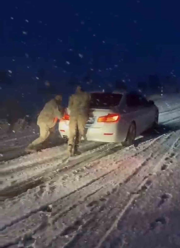 Muş-Bulanık yolunda kar engeli: Jandarma mahsur kalan araçları kurtardı