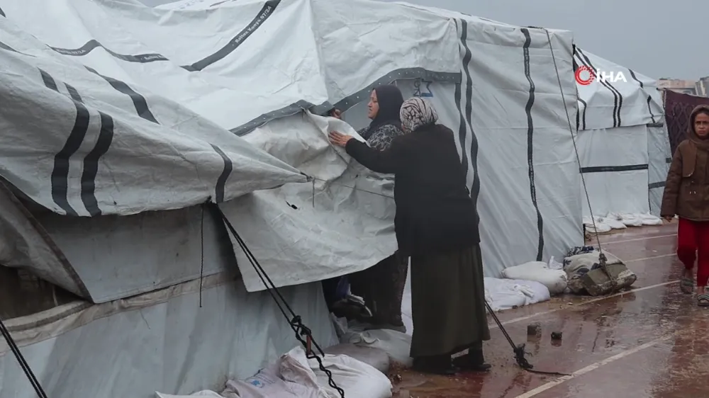 Gazze’de yerinden edilen Filistinlilerin çadırlarını su bastı