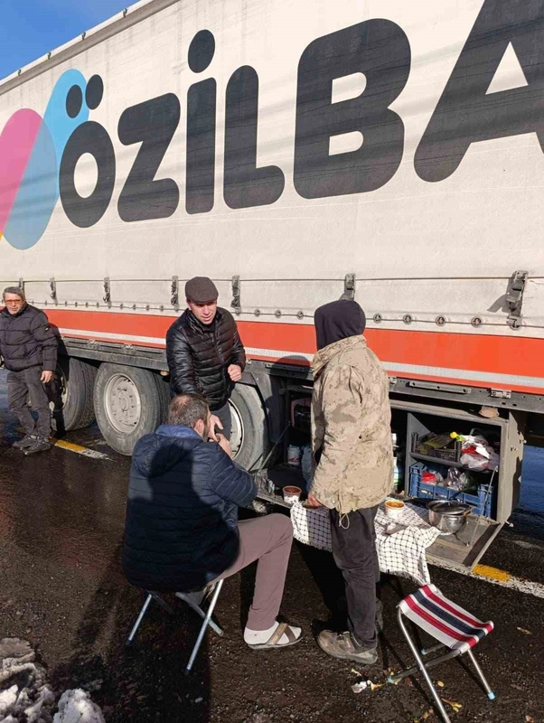 Posof Belediyesi, karda mahsur kalan tır şoförlerine sıcak çorba dağıttı