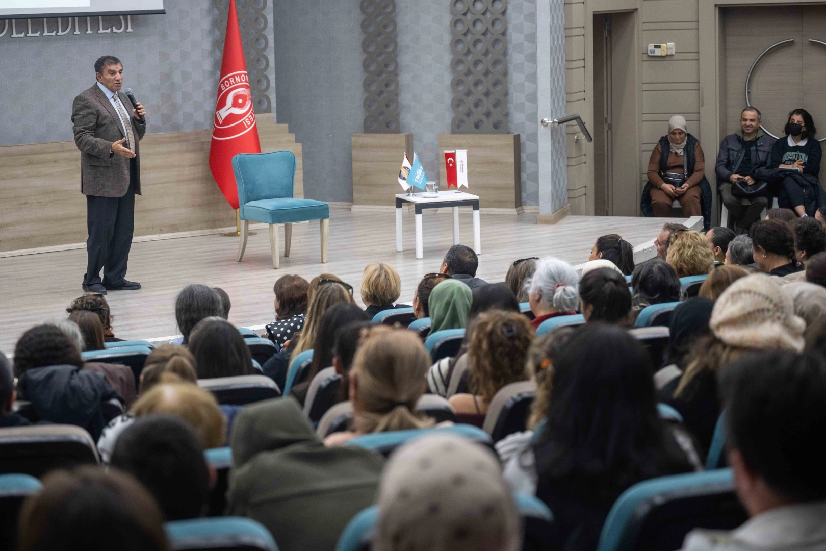 Prof. Dr. Üstün Dökmen Bornova