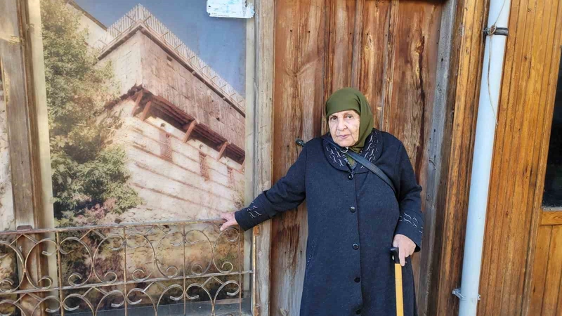 90 Yaşındaki Fikriye Nine, Manileriyle Hafızasını Konuşturuyor