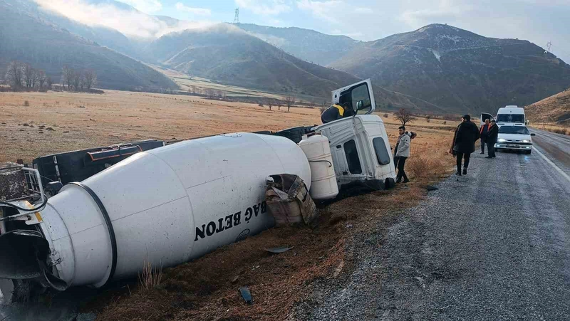 Tatvan-Hizan yolunda beton mikseri şarampole devrildi: 1 kişi yaralandı