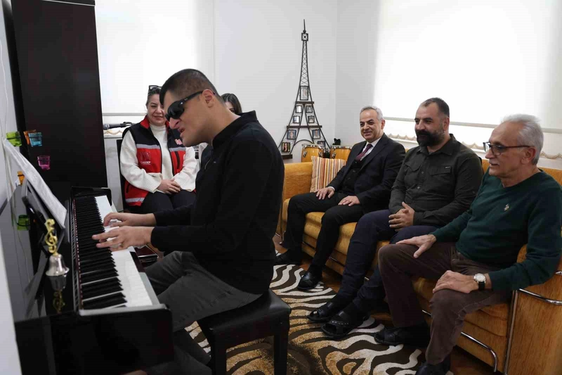 Görme Engelli Mehmet Dabakoğlu, Konservatuvarı Dereceyle Bitirerek Dört Enstrümanda Ustalaştı