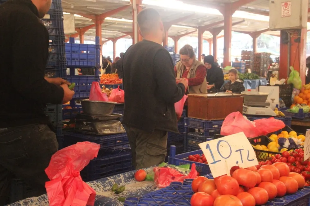 Çanakkale’nin meşhur domatesi tezgahlarda 40 liradan 10 liraya kadar düştü