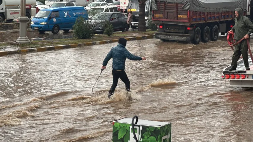 Bodrumda sokaklar göle döndü araçlar sular altında kaldı