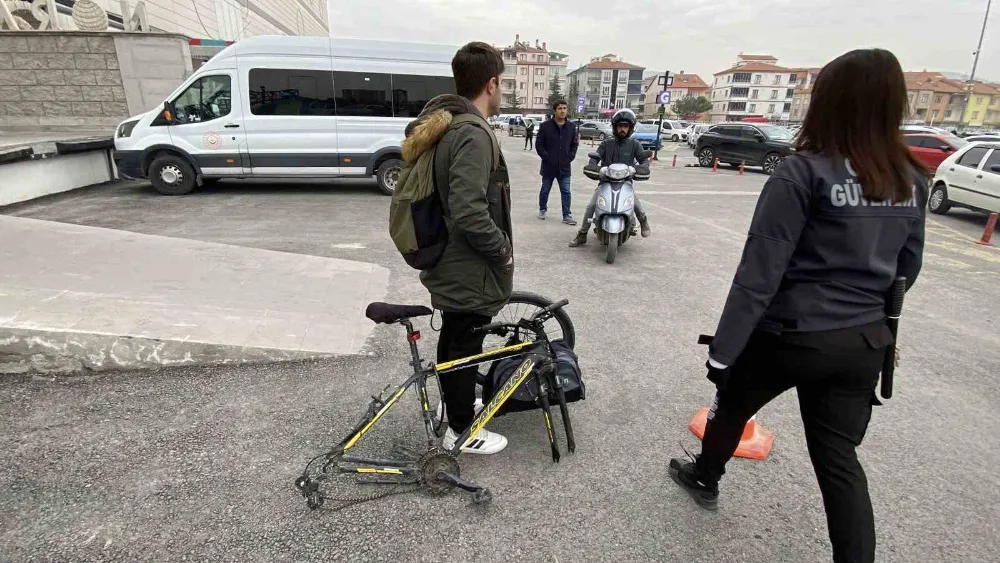 Bisikletin kilidini açamayınca tekerini söküp çaldılar