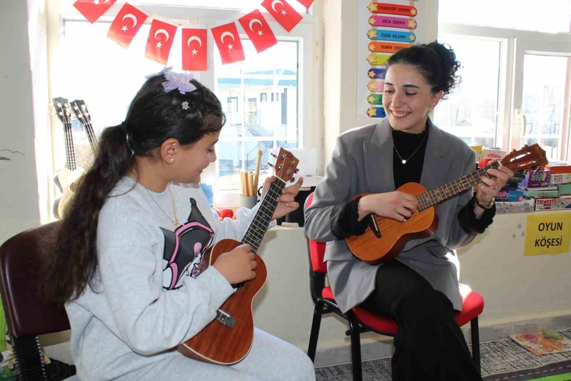 Tek öğretmen, dört öğrenci: Köy okuluna yürek ısıtan dokunuş