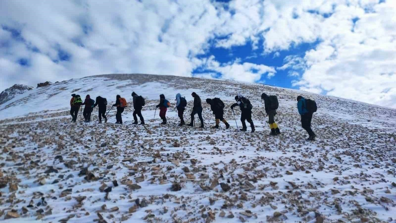 Doğaseverler 3 Bin 395 Metrelik Vavira Dağı