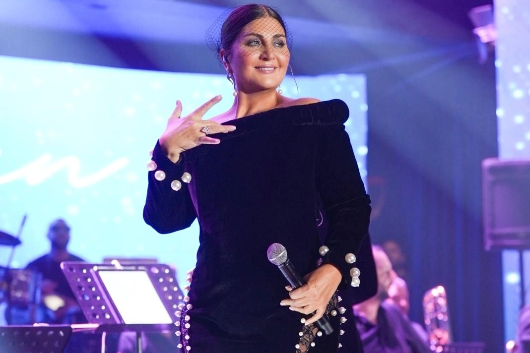 Sibel Can İncilerle Büyüledi