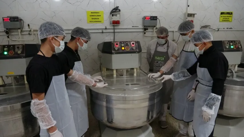 Fabrika gibi çalışan lisenin yıllık cirosu 1,5 milyon