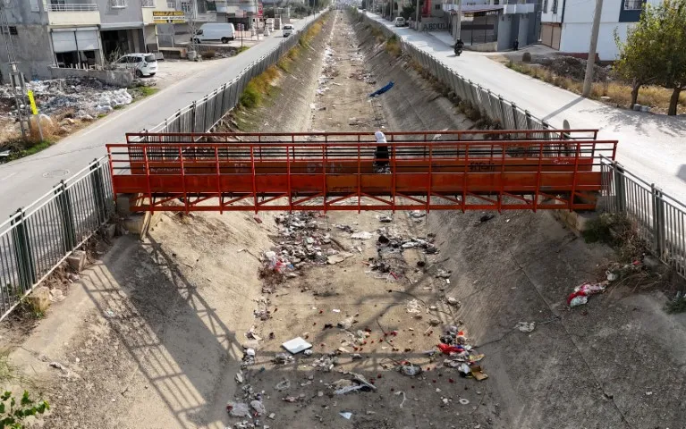 Adana’da sulama kanalları çöplüğe döndü