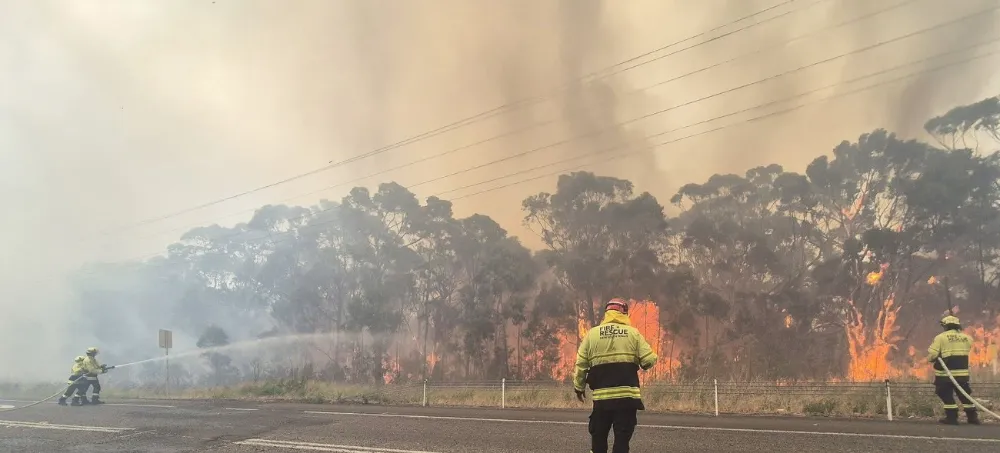 Avustralya’da devam eden orman yangınlarında itfaiye görevlisi öldü